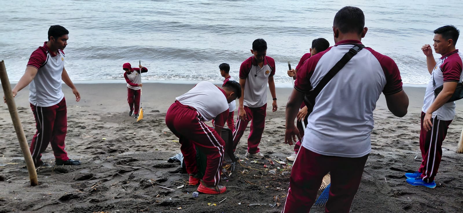 Ditpolairud Polda NTB Aksi Bersih Pantai di Sekarbela, Dorong Kepedulian Lingkungan Pesisir