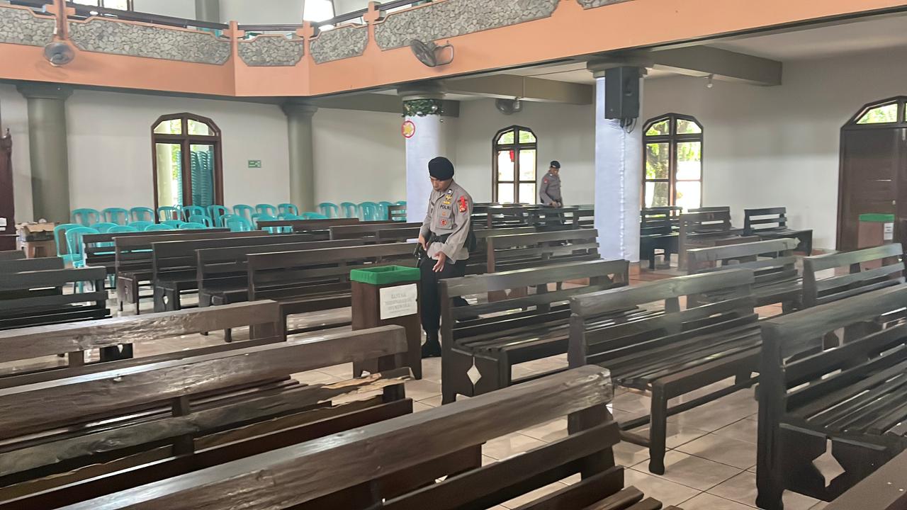 Pastikan Natal Kondusif, Tim Jibom Gegana Brimob NTB Amankan Sejumlah Gereja