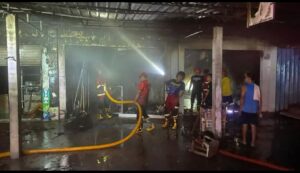 Api Melalap Ruko di Mujur Tengah Malam, Damkartan Lombok Tengah Selamatkan Tiga Bangunan