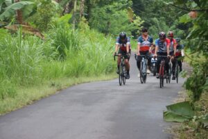 Bersepeda Menyapa Desa, Kapolres Lombok Utara Hadirkan Layanan Kesehatan dan Harapan di Selelos