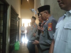 Humanis Sambut Tahun Baru, Kapolres Lombok Tengah Doa Bersama dan Berbagi Makan dengan 32 Tahanan