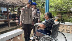 Aksi Sosial Ditpolairud Polda NTB: Warga Pesisir Sekotong Terima Bantuan Kursi Roda